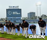 우천 취소에 경기장 찾은 원정 팬들에게 감사 인사하는 한화 선수들 [사진]