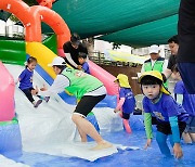 성내천 물놀이장 개장… “워터슬라이드 타고 더위 날리세요”