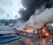 정읍 돈사서 화재…돼지 1천여마리 폐사