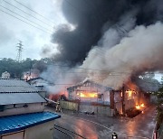 정읍 돈사서 화재…돼지 1천여마리 폐사