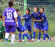 [포토]선제골의 기쁨을 나누는 예성여중 최서연