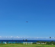 제주에서 진화하는 드론…해수욕장 모니터링부터 구명튜브까지 전달