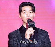 [MD포토] 강민혁 '답변도 멋지게'