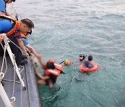 포항해경, 신변 비관하며 바다로 뛰어내린 외국인 선원 2명 구조