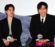 [TEN포토] 도경수-설경구 '아이돌과 지천명 아이돌 화기애애'