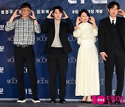 [TEN포토] 김용화 감독-김희애-도경수-설경구 '영화 '더 문' 주역들'