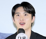 도경수 "유독 더웠던 우주복...겨울인데도 에어컨 틀어주는 배려 있었다""