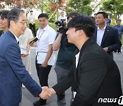 직원과 인사하는 한덕수 총리