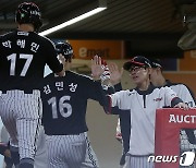 '3홈런 18안타' LG, SSG에 14-0 완승…일주일 만에 선두 탈환