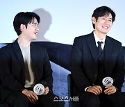 [포토] 설경구, 도경수와 투샷 요청에 '그저 웃지요'