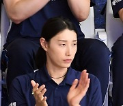 [포토]후배들의 플레이에 박수를 보내는 김연경