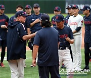 [포토] 서튼 감독, 이종운 수석코치 잘 부탁합니다