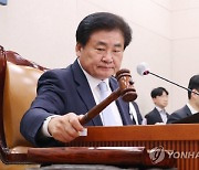 후쿠시마 오염수 정쟁 뒤덮은 상임위…농해수위는 野 오염수 결의안 상정하다 파행, 환노위도 충돌