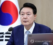 [속보]尹 "반도체 초격차 유지 못하면 경쟁국에 따라잡힐 위험"