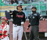 [포토]스윙아웃 김현수, 3루심에게 안 물어봐요?