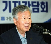 이중근 부영 회장, 고향 주민·동창 수백명에 최대 1억 쐈다