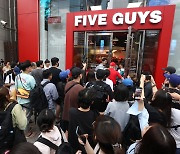 Five Guys burger sold on secondhand market for W100,000, sparks criticism