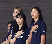 [MD포토] 김연경 어드바이저 '대표팀 후배들과 함께 국민의례'