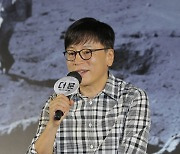 영화 '더문' 제작보고회 질문에 답하는 김용화 감독