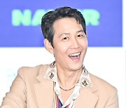 이정재,'핸드프린팅하며 귀여운 표정' [사진]