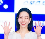 [T포토] 김신록 '우아한 손인사'