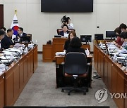 발언하는 강기윤 보건복지위 제1법안심사소위원장