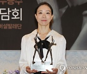 '브누아 드 라 당스' 트로피 든 강미선