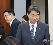 교육위원회 참석하는 이주호 부총리 겸 교육부 장관