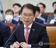 답변하는 이정식 고용노동부 장관