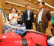 [포토] 온열질환 예방용품 살펴보는 권기섭 고용노동부 차관