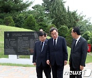 김대중 전 대통령 묘역 찾은 이낙연 전 대표…귀국 후 첫 외부 일정