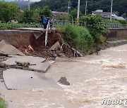 [르포]"집에 물 차 심장 벌렁벌렁했는데 제방까지" 주민들 '노심초사'