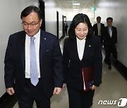 법사위 소위 참석하는 이노공 차관과 박영재 차장