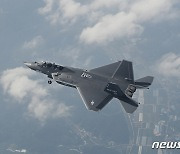 국산 전투기 KF-21 시제 6호기 최초비행 성공