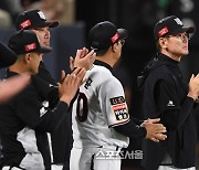 이강철 감독이 강조한 불펜 과제 “주권·김민수가 올라와야 한다···그래야 박영현 지킬 수 있다” [SS대전in]