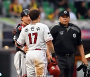 [포토]‘사구 후 실랑이’ 오해푸는 추신수와 박동원