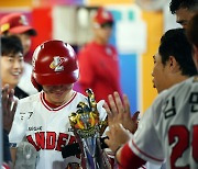 [포토]‘챔피언 금속장갑 첫 주인공’ 박성한