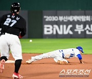 [포토] 이재현이 잡을 수 없는 곳으로 향한 김지찬의 송구