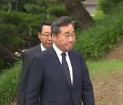 이낙연, 김대중 묘역 참배...귀국 뒤 첫 일정