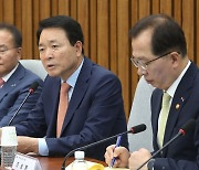 與 “오염수 방류 5~7개월 뒤 韓 바다서 방사성 물질 나온다? 정치적 책임지겠다”