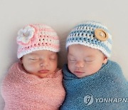 '너무 다른' 쌍둥이 딸, 아빠가 두명이었다...DNA 검사결과 '경악'