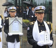 꽃다운 나이 18·19세에 전사한 형제… 72년 만에 나란히 잠들다