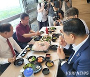 “이렇게 맛있는걸”…與, 수산시장 방문해 상인 격려