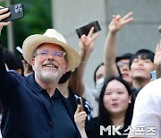 크리스토퍼 맥쿼리 감독 ‘한국팬들과 셀카’ [MK포토]