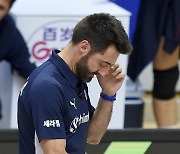 '1승 24패' 처참한 성적에도 '투잡'…"불만 가져야 할 건 소속팀" 이런 사람이 사령탑?