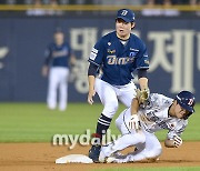 [MD포토] 박민우 '도저히 잡을 수 없는 송구'