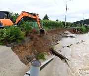 '장맛비 피해' 광주 석곡천 제방 응급 복구