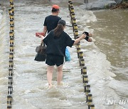 아슬아슬 다리 건너는 시민들