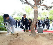 조세심판원 이전 기념식수 하는 한덕수 총리