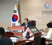 방송통신위원회 전체회의 주재하는 김효재 직무대행